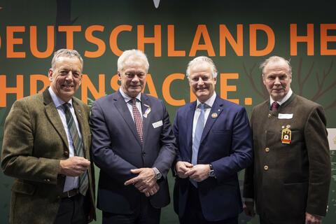 Grüne Woche 2026: Bundeslandwirtschaftsminister Alois Rainer (2.v.l.) auf dem Parlamentarischen Abend. Die Präsidenten der drei Gastgeber (v.l.): DJV-Präsident Helmut Dammann-Tamke, Max Freiherr von Elverfeldt, Vorsitzender des Aktionsbündnis Forum Natur (AFN) und Hans-Heinrich von Schönfels, Präsident des Deutschen Schützenbundes (DSB).