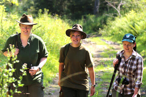 3 Jungjägerinnen auf einem Pirschgang durch das Revier.