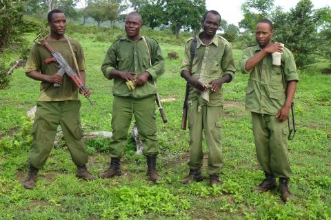 Schwer bewaffnete Wildhüter auf Patrouille für den Elefanten-Schutz im Selous-Wildtierreservat (Tansania): Nachhaltiger Jagdtourismus ist die entscheidende Finanzierungsquelle. Jedes Jahr werden Dutzende Wildhüter durch Wilderer getötet.