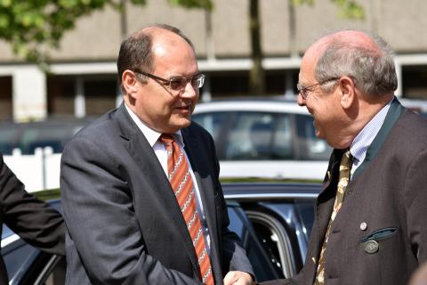 DJV-Präsident Hartwig Fischer empfängt den Bundeslandwirtschaftsminister Christian Schmidt in Wolfsburg (Quelle: Kapuhs/DJV)