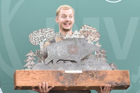 Der Gesamtsieger Philipp Sehnert mit Pokal. (Quelle: Kapuhs/DJV)