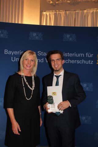 Bayerische Staatsministerin Ulrike Scharf übergibt den Tierschutzpreis an Ferdinand Baer 