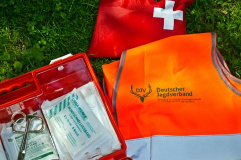 Das Erste-Hilfe-Set gehört bei jedem Reviergang in den Rucksack (Quelle: DJV)