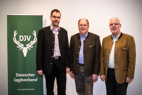 v.l.n.r Landesjägermeister Dr. Jörg Friedmann (Baden-Württemberg), DJV-Präsident Hartwig Fischer und LJV-Präsident Ralph Müller-Schallenberg (Nordrhein-Westfalen) rufen zur Solidarität auf. (Quelle: DJV)