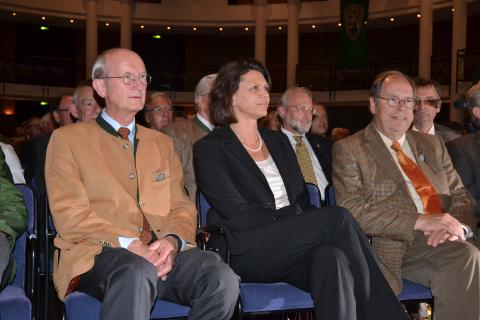 Bundeslandwirtschaftsministerin Ilse Aigner eingerahmt vom alten und neuem DJV-Präsidenten, Jochen Borchert (l.) und Hartwig Fischer, auf der Kundgebung des Bundesjägertages 2011.