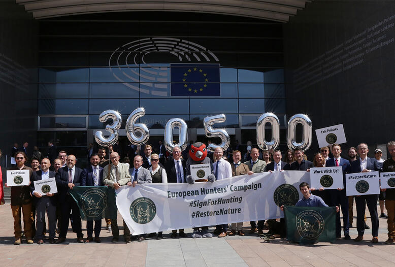 Vertreter aus ganz Europa treffen sich in Brüssel zur Unterschriftenübergabe von #SignForHunting.