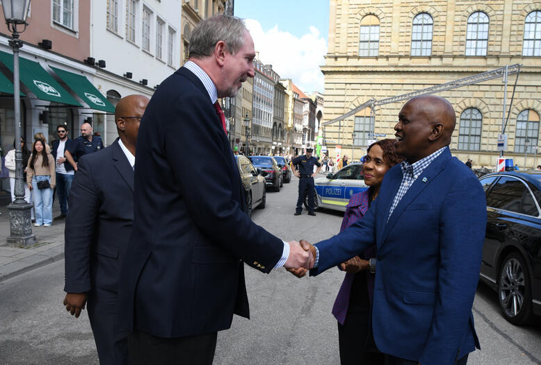 CIC Präsident Dr. Harmer begrüßt Botswanas Präsident Dr. Masisi und die First Lady in München.
