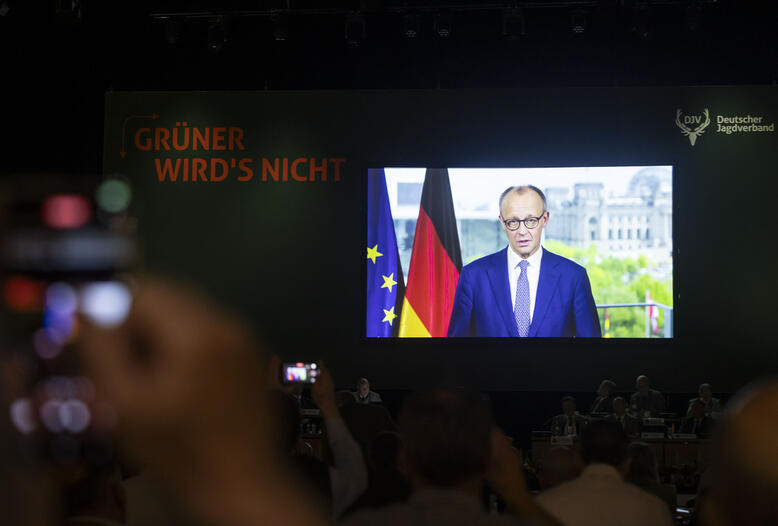 Bundesjägertag 2025: Per Videobotschaft kündigt Bundeskanzler Friedrich Merz eine Überprüfung des Waffenrechts an.