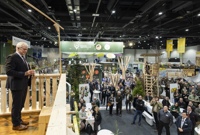 Bundeslandwirtschaftsminister Alois Rainer spricht zu den knapp 400 Gästen.