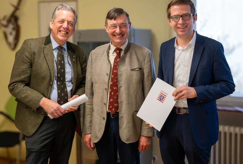 Bei der feierlichen Übergabe des Förderbescheids freuten sich die Akteure auf einen baldigen Projektstart (v.l.: Helmut Dammann-Tamke (DJV-Präsident), Prof. Dr. Jürgen Ellenberger (Präsident des Landesjagdverbandes Hessen), Staatssekretär Michael Ruhl (CDU)).