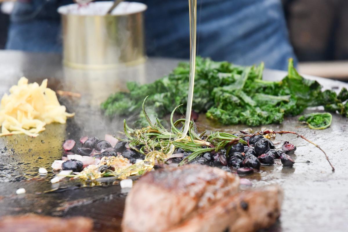 Blaubeeren auf der Feuerplatte grillen und mit honig karamelisieren. Saulecker! (Quelle: Milinski/DJV)