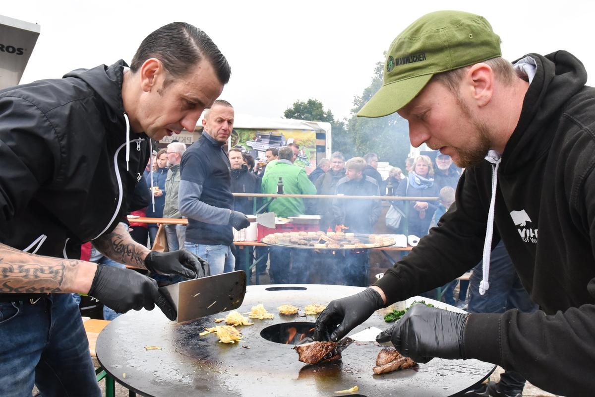 Volle Konzentration an der Feuerplatte: Pistole - Hardcore Food und Sebastian Kapuhs grillen Kartoffelröstis und Wildschweinkeule.  (Quelle: Milinski/DJV)