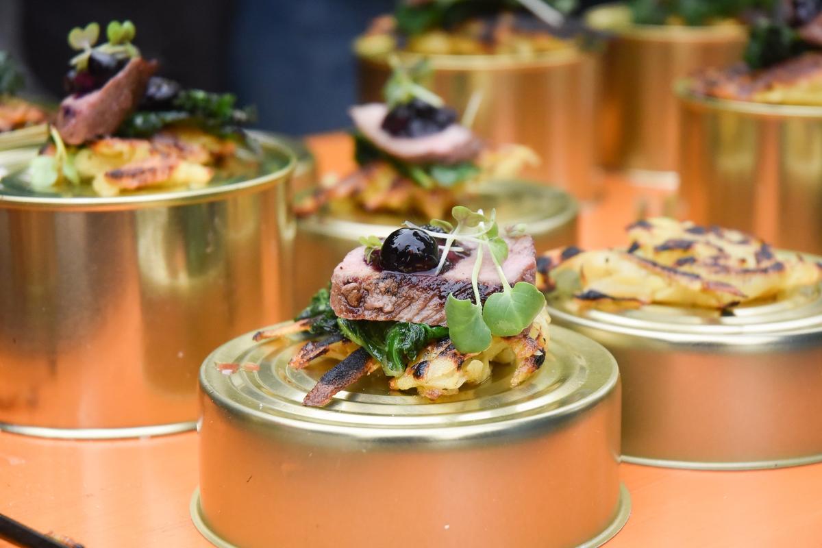 Kartoffelröstis, Wirsing und Wildschweinkeule mit glasierten Blaubeeren: Die Besucher waren begeistert. Zum Publikumspreis hat es leider nicht ganz gereicht in diesem Jahr. Aber geschmeckt hat es vorzüglich. (Quelle: Milinski/DJV)