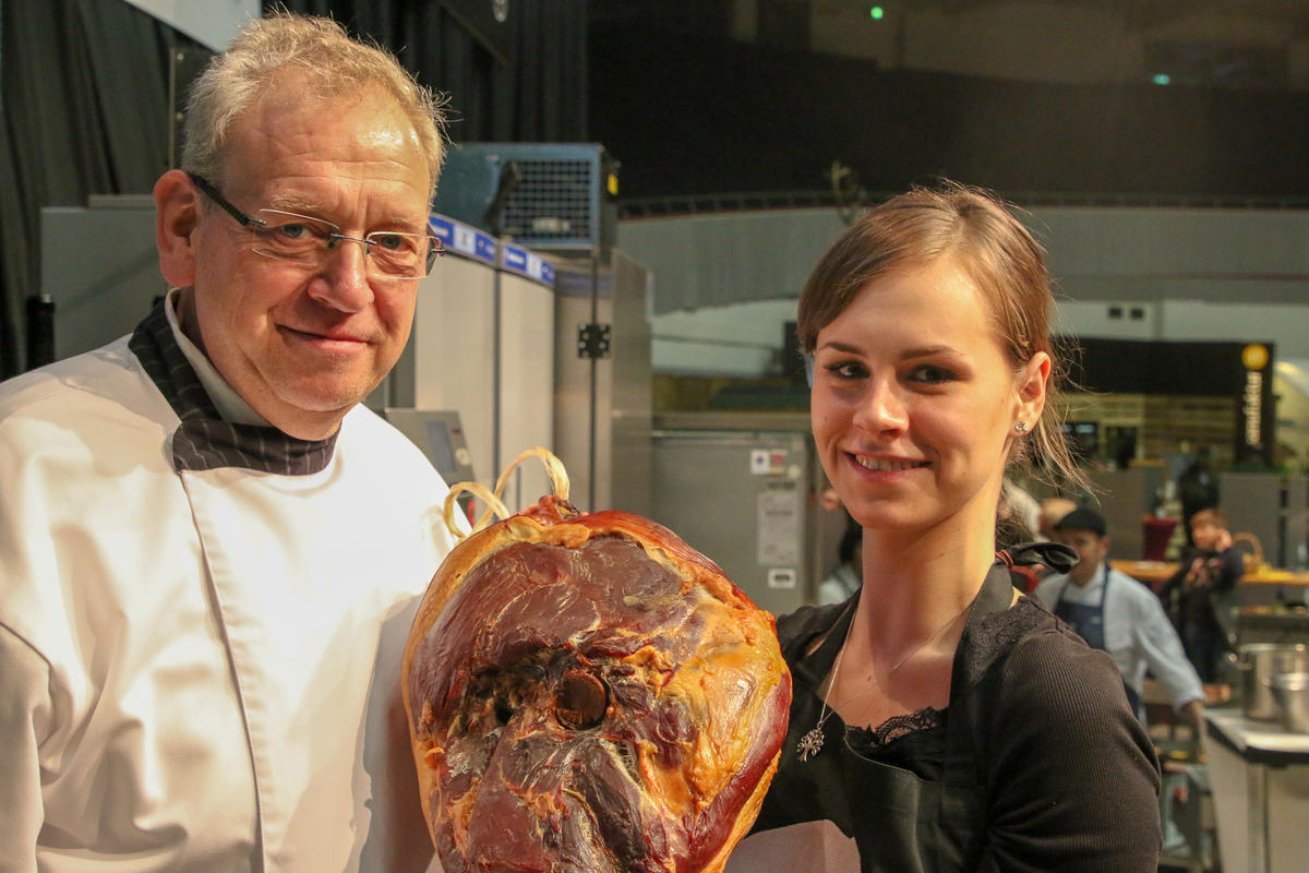 Ein Starkes Team! Fee Brauwers und Vater Burkhard stämmen den schweren Wildschweinschinken. Die Besucher durften natürlich probieren. (Quelle: Kreienmeier/DJV)