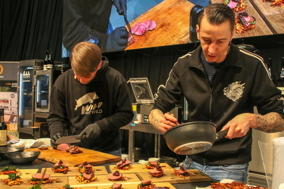 Hardcore Food! Sebastian Kapuhs und Torsten Pistole rocken die Bühnenshow. Hier richten sie einen saftigen Hirschrücken an. (Quelle: Kreienmeier/DJV)