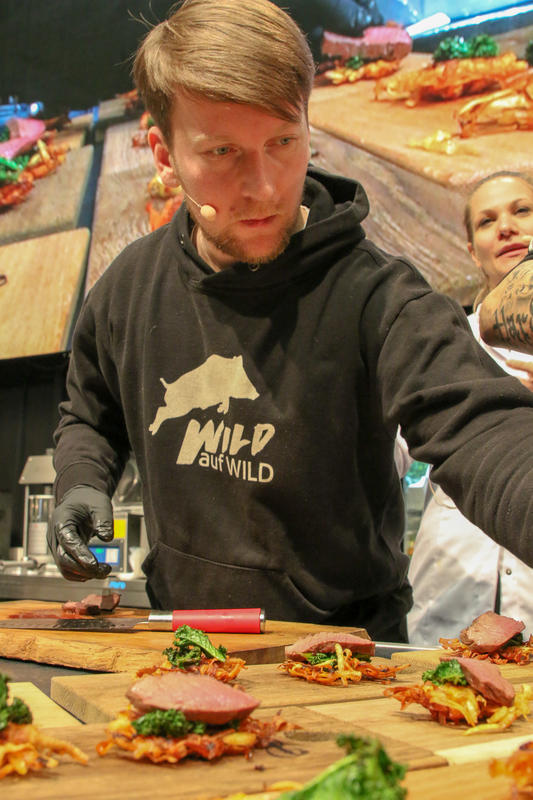 Sebastian Kapuhs in seinem Element. In kürzester Zeit kreiert er mit Pistole leckere Wildgerichte. (Quelle: Kreienmeier/DJV)