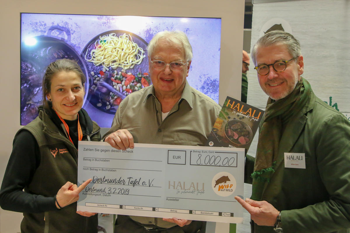 Ein voller Erfolg der Spendenaktion! Oliver Dorn (Halali Magazin) und Anna Martinsohn (DJV) überreichen der Dortmunder Tafel einen Scheck in Höhe von 8.000 Euro. (Quelle: Kreienmeier/DJV)