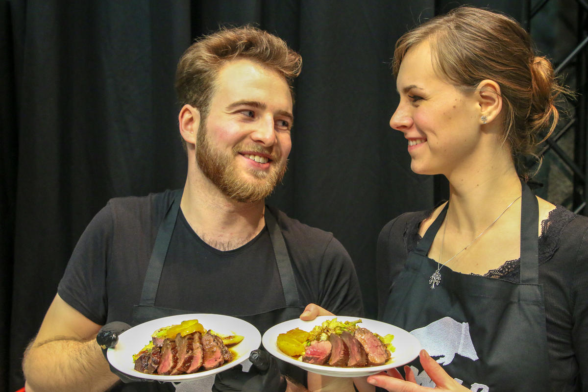 Yannick Hennefarth leitet mit Fee Brauwers den Workshop "von Anfang bis Ente". (Quelle: Kreienmeier/DJV)
