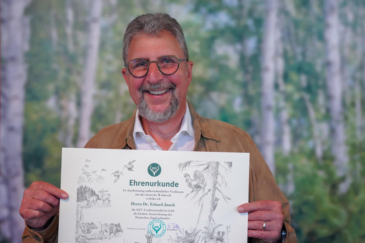 DJV-Verdienstabzeichen Gold: Dr. Erhard Jauch (Quelle: Kapuhs/DJV)