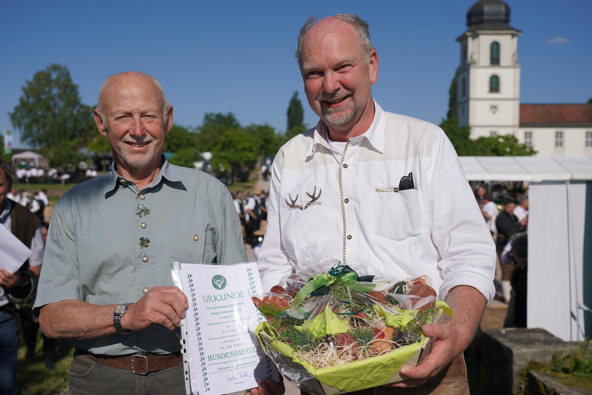 (v.l.) DJV-Präsidiumsmitglied Ludwig Gunstheimer übergibt Urkunde an Dr. Uwe Weller, Musikalischer Leiter Alsdorf-Hachenburg. (Quelle: Kapuhs/DJV)