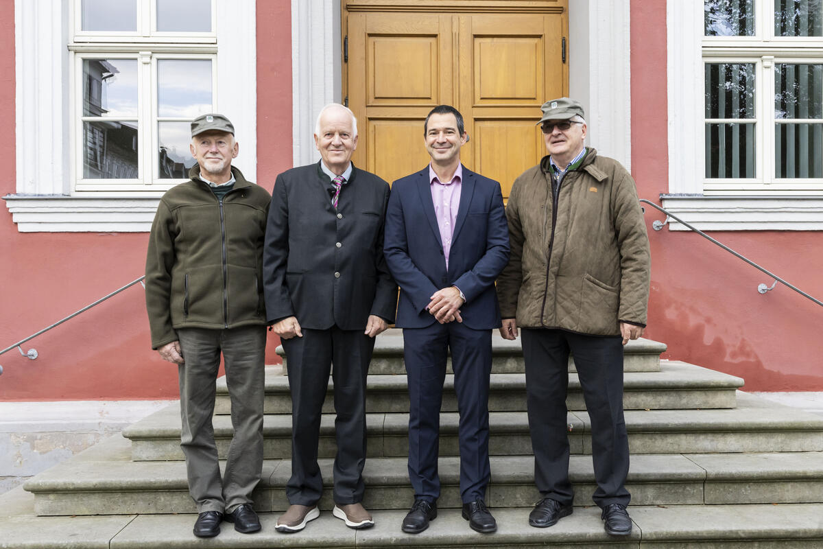 Treffen vor dem Rathaus Suhl: (v.l.) Ludwig Gunstheimer (Präsident LJV-Thüringen), Dr. Volker Böhning (DJV-Ehrenpräsident), Jan Turczynski (Bürgermeister der Stadt Suhl), Frank Herrmann (Geschäftsführer LJV-Thüringen) (Quelle: Wildgeflüster/DJV)