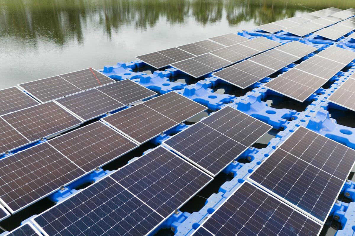 Floating-PV-Anlage mit Solarmodulen, die auf Schwimmkörpern in stehenden Gewässern montiert werden. (Quelle: Adobe Stock/Quality Stock Arts/DJV)