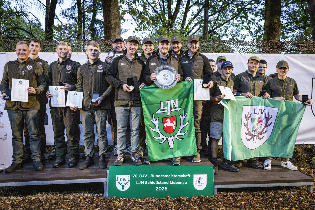 Mannschaftswertung bei den Junioren: Deutscher Meister ist Niedersachsen (M.), Platz 2 geht an Schleswig-Holstein (l.) und Platz 3 an Nordrhein-Westfalen (r.). (Quelle: Jona/DJV)