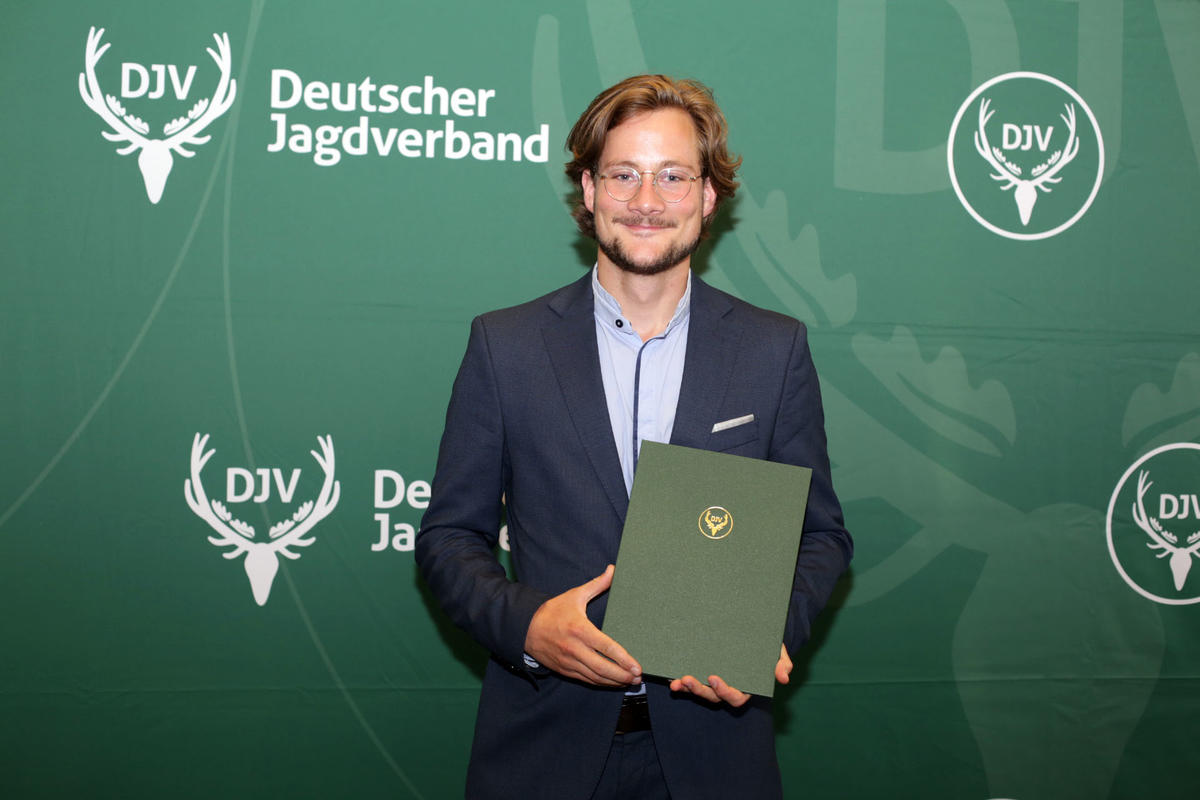 „Es ist wichtig, dass wir unser Tun immer wieder hinterfragen; fragen, ob es noch zeitgemäß ist. Nur so können wir die Jagd für die Zukunft erhalten. Ich kann mir jedenfalls ein Leben ohne Jagd nicht vorstellen.“ Julian Kutzim bekam den Journalistenpreis in der Kategorie 