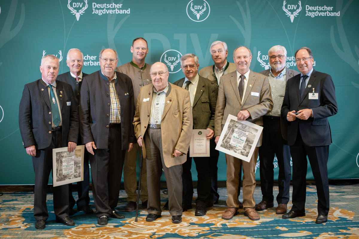 Für ihr langjähriges Engagement in Sachen Jagd wurden diese Jäger geehrt. (Quelle: Recklinghausen/DJV)