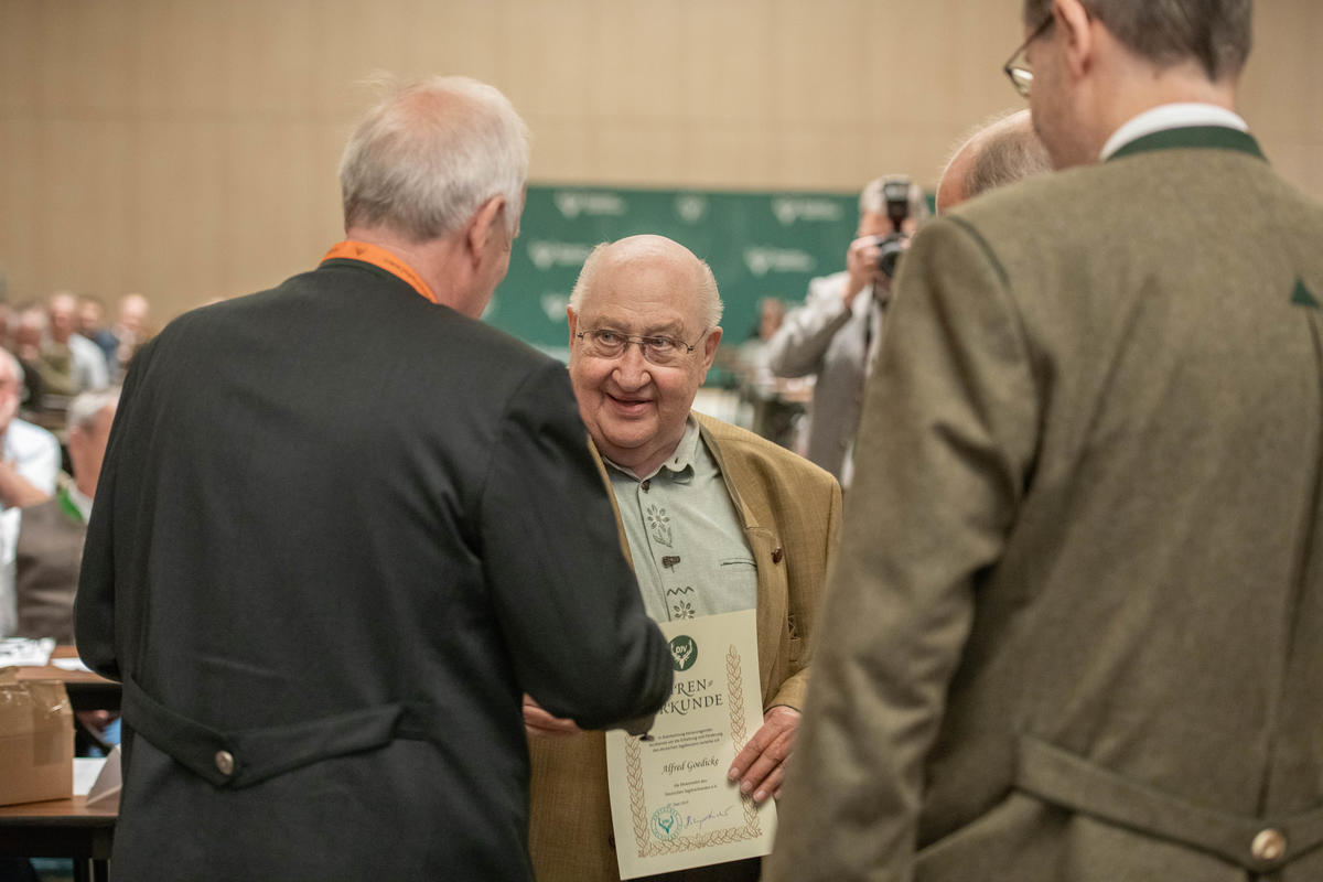 Für seinen außerordentlichen Verdienst erhält Alfred Goedicke eine DJV-Ehrennadel. (Quelle: Recklinghausen/DJV)