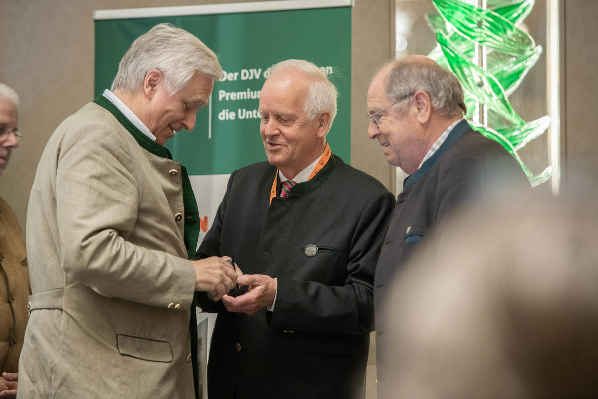 Für sein jahrzehntelanges Engagement erhält Dr. Hermann Hallermann, LJV Nordrhein-Westfalen, ebenfalls die DJV-Verdienstnadel in Gold.  (Quelle: Recklinghausen/DJV)