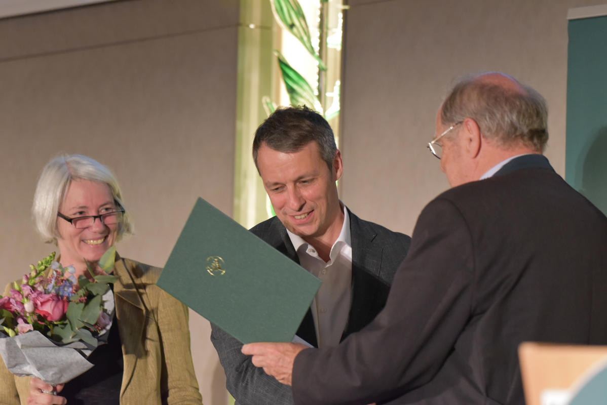 Hörfunk-Journalist Marko Pauli (BR2) erhält den Journalistenpreis Wildtier und Umwelt auf dem Bundesjägertag in Berlin 2019 (Quelle: Kapuhs/DJV)