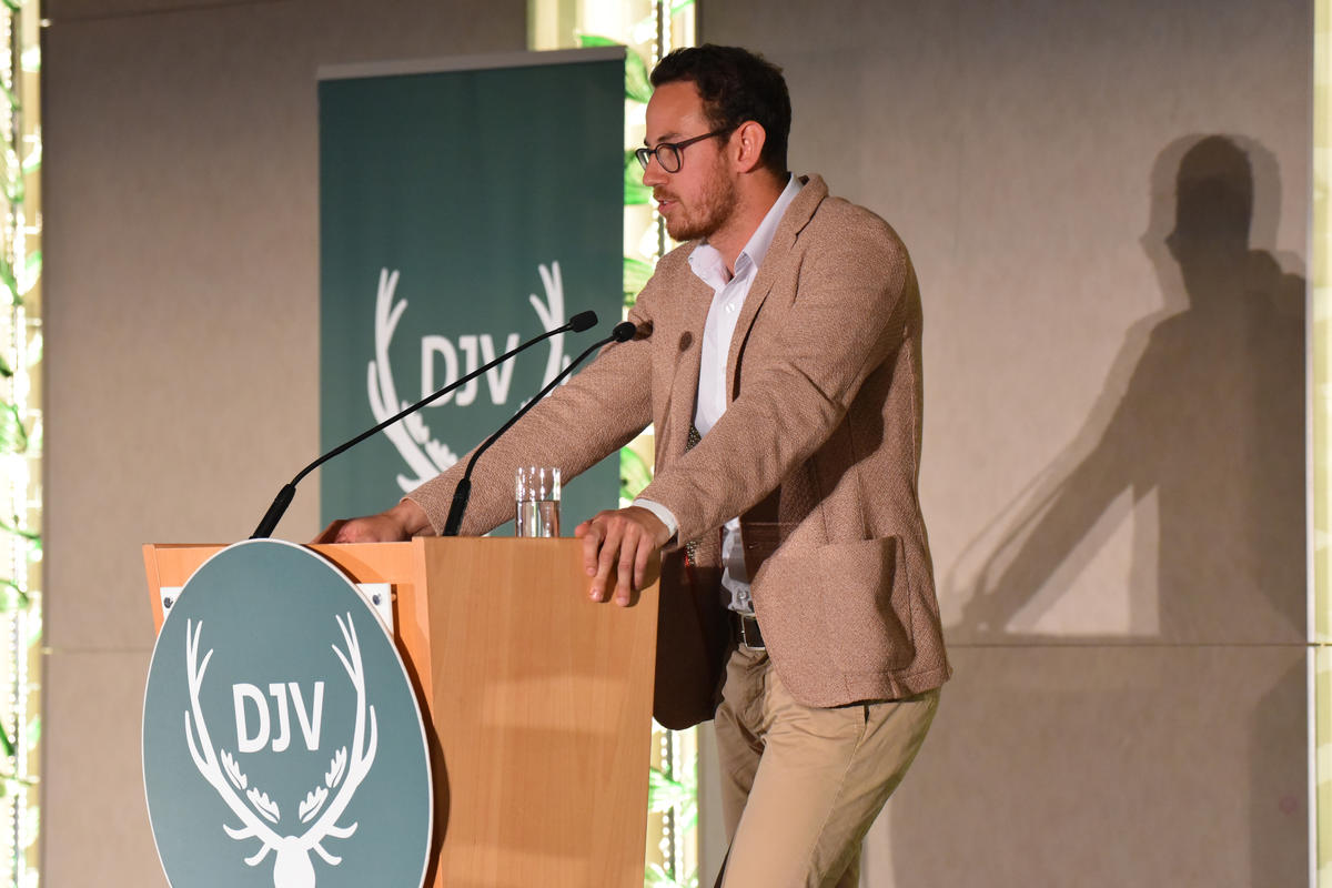 Blogger David Seitz (www.schlaraffenwelt.de) hält Dankesrede anlässlich der Überreichung des Journalistenpreises Wildtier und Umwelt auf dem Bundesjägertag in Berlin 2019 (Quelle: Kapuhs/DJV)