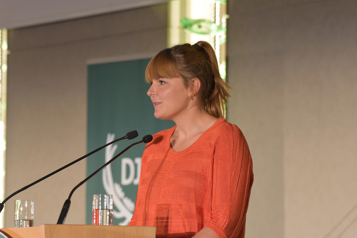 Print-Journalistin Konstanze Fassbinder (SZ-Magazin) hält Dankesrede anlässlich der Überreichung des Journalistenpreises Wildtier und Umwelt auf dem Bundesjägertag in Berlin 2019 (Quelle: Kapuhs/DJV)