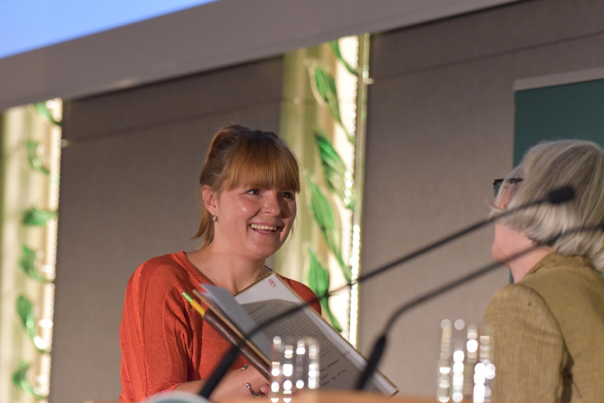 Print-Journalistin Konstanze Fassbinder (SZ-Magazin) erhält den Journalistenpreis Wildtier und Umwelt auf dem Bundesjägertag in Berlin 2019 (Quelle: Kapuhs/DJV)