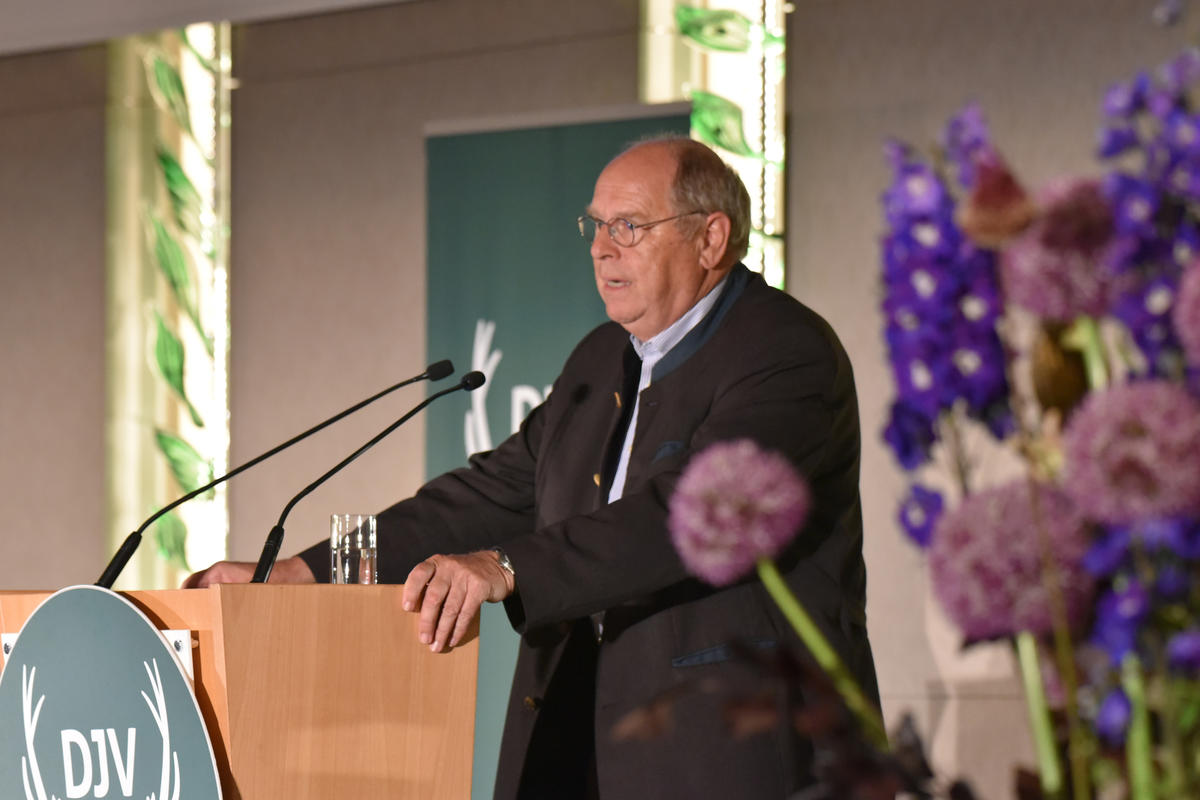 DJV-Präsident Hartwig Fischer hält die Laudatio des Sonderpreises Kommunikation anlässlich des Bundesjägertages 2019 (Quelle: Kapuhs/DJV)