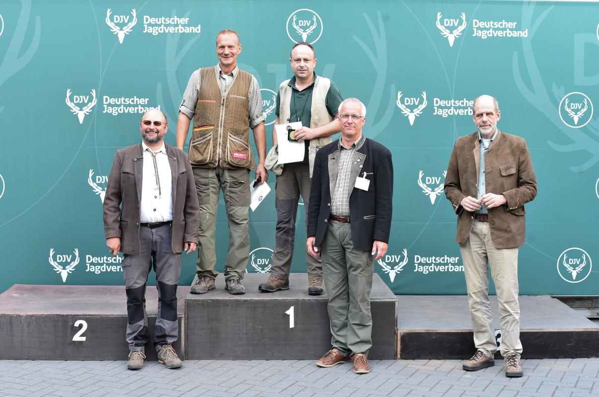 Christian Janka aus Hessen gewinnt mit 197 von 200 möglichen Punkten die Offene Klasse im Büchsenschießen. Knapp hinter ihm folgen Claus Schäfer aus Rheinland-Pfalz und Björn Folke aus Schleswig-Holstein mit 196 Punkten. (Quelle: Quante/DJV)