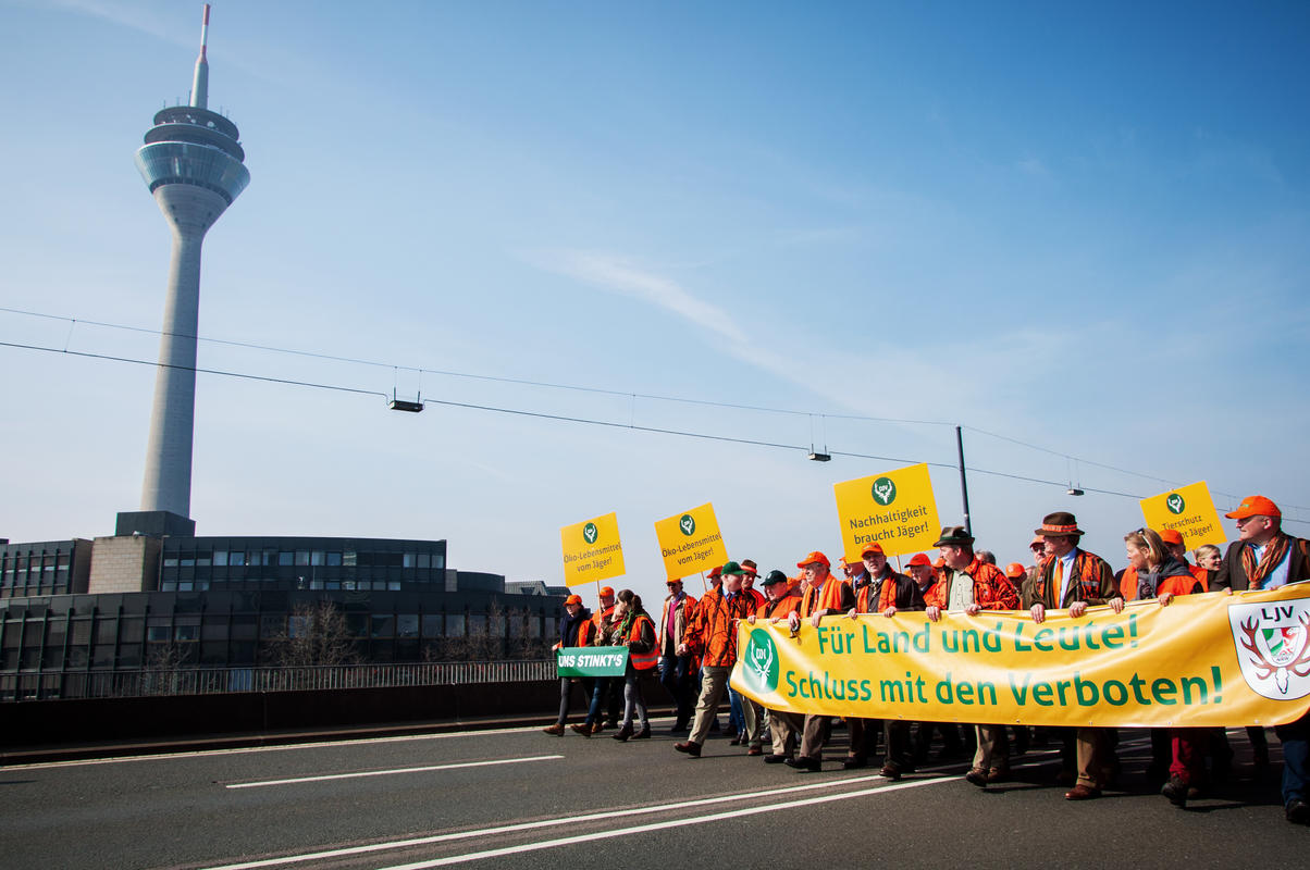 Um 12:00 Uhr startete der Protestmarsch über die Rheinkniebrücke zum Düsseldorfer Landtag. (Quelle: DJV)