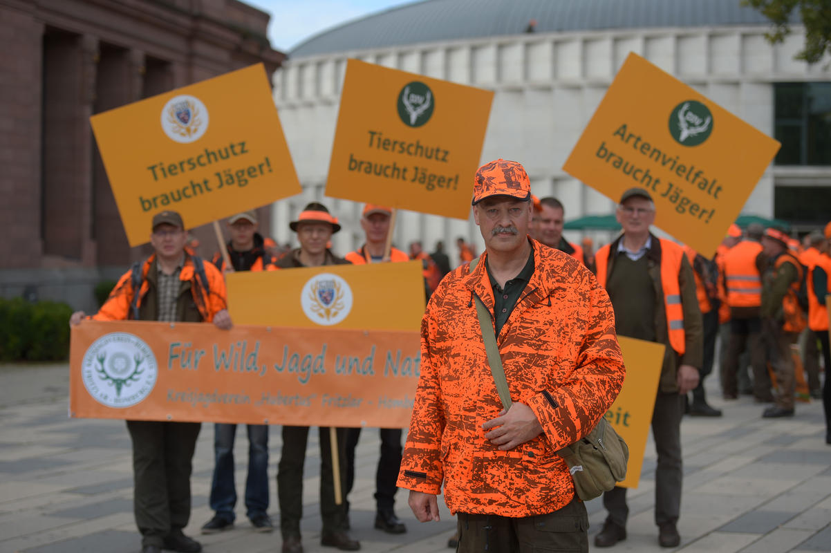 Jäger vor der Demonstration in Wiesbaden. (Quelle: Arnold/DJV)