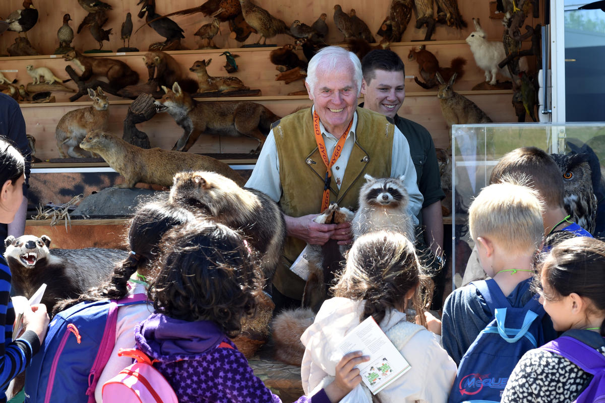 Anlässlich des 25jährigen Jubiläums Lernort Natur gestalteten Jäger in Wolfsburg mit Waldschulen, Jagdhunden und Falken ein spannendes Programm für Kinder