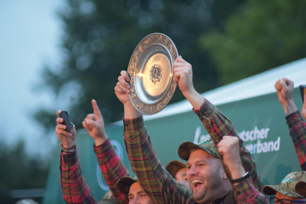 Die Juniorenmannschaft aus Niedersachsen streckt den Pokal voller Stolz in die Höhe (Quelle: Kapuhs/DJV)
