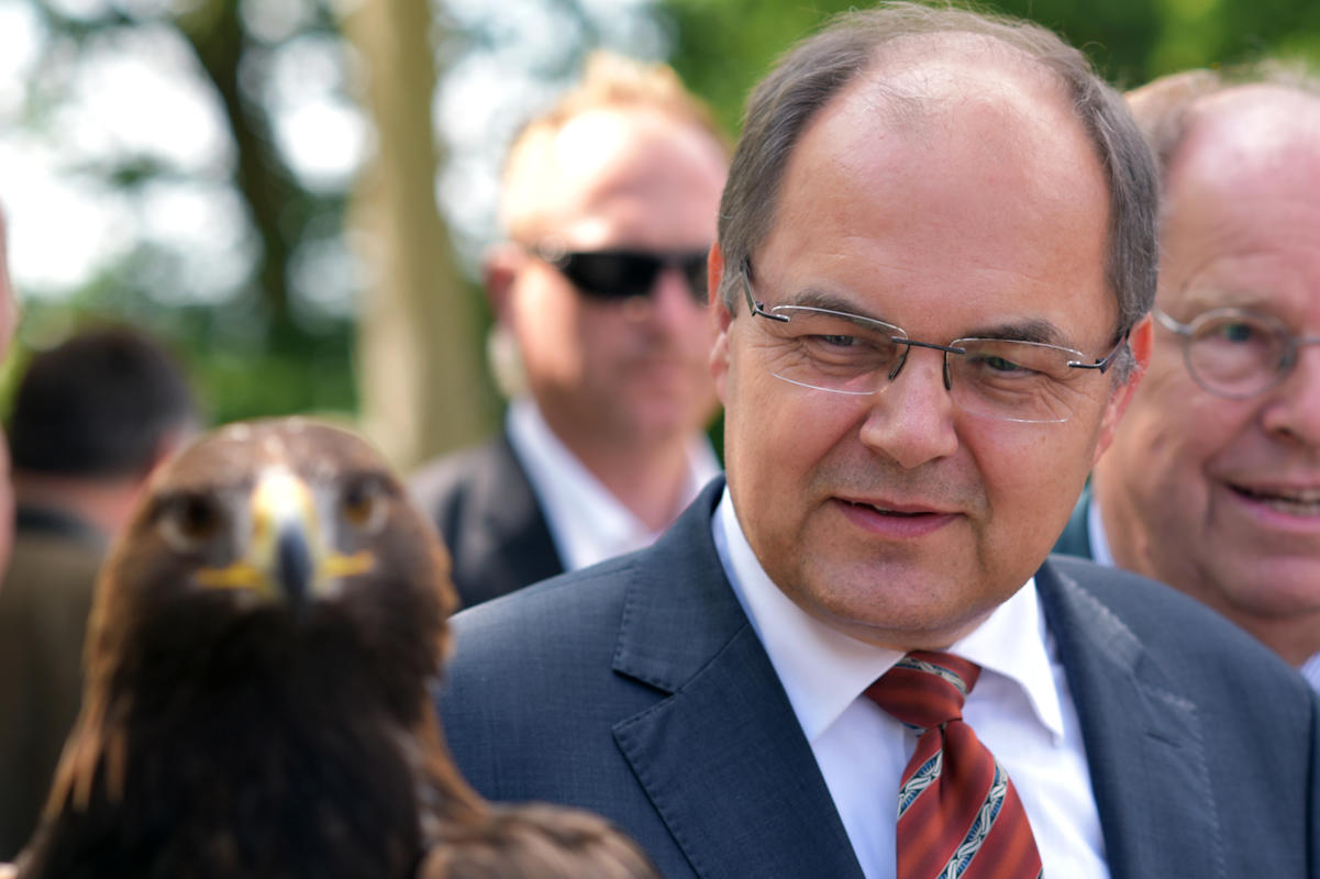 Bundeslandwirtschaftsminister Christian Schmidt im Gespräch mit einem Falkner.