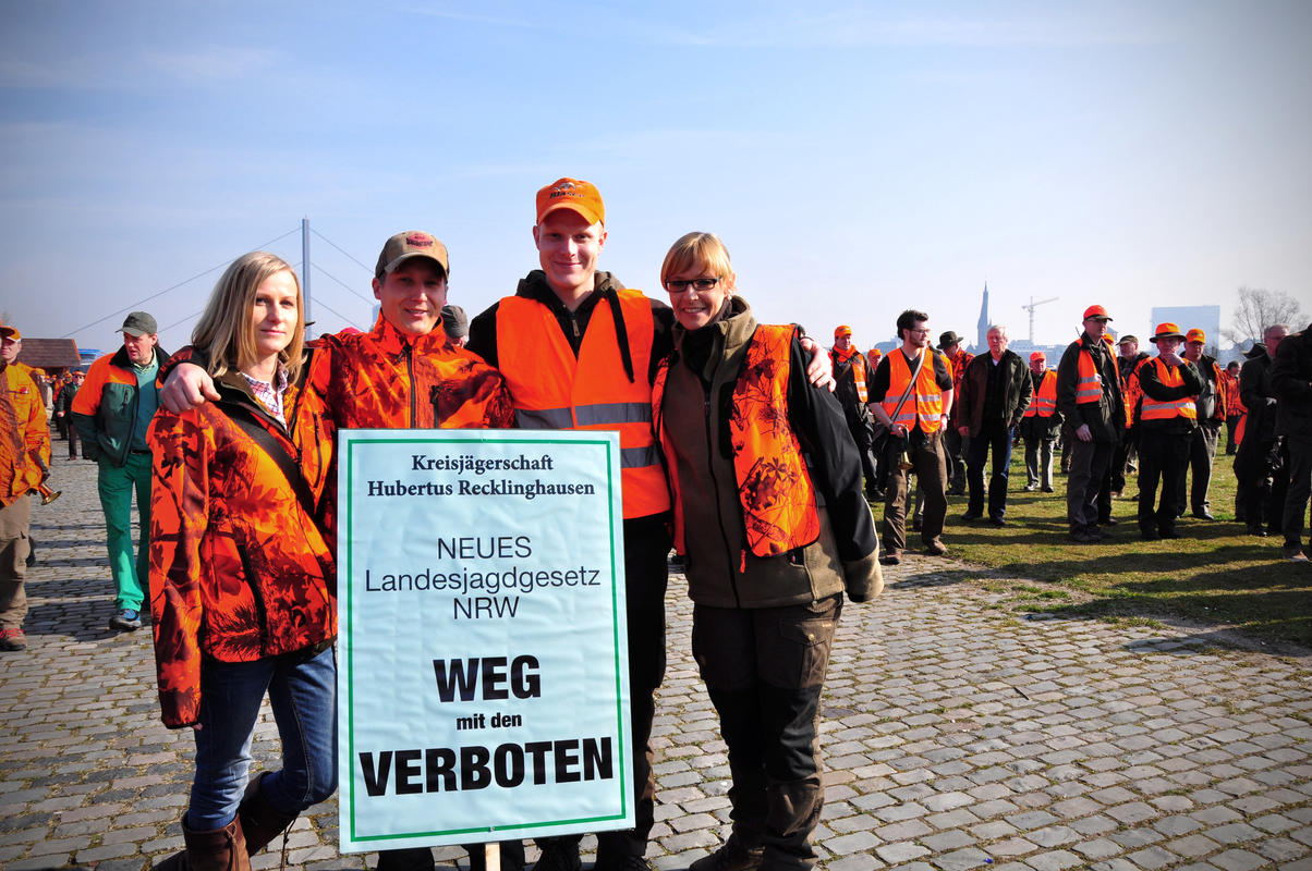 Auch die Kreisjägerschaft Hubertus Recklinghausen demonstrierte am 18. März  gegen das neue Landesjagdgesetz. (Quelle: DJV)