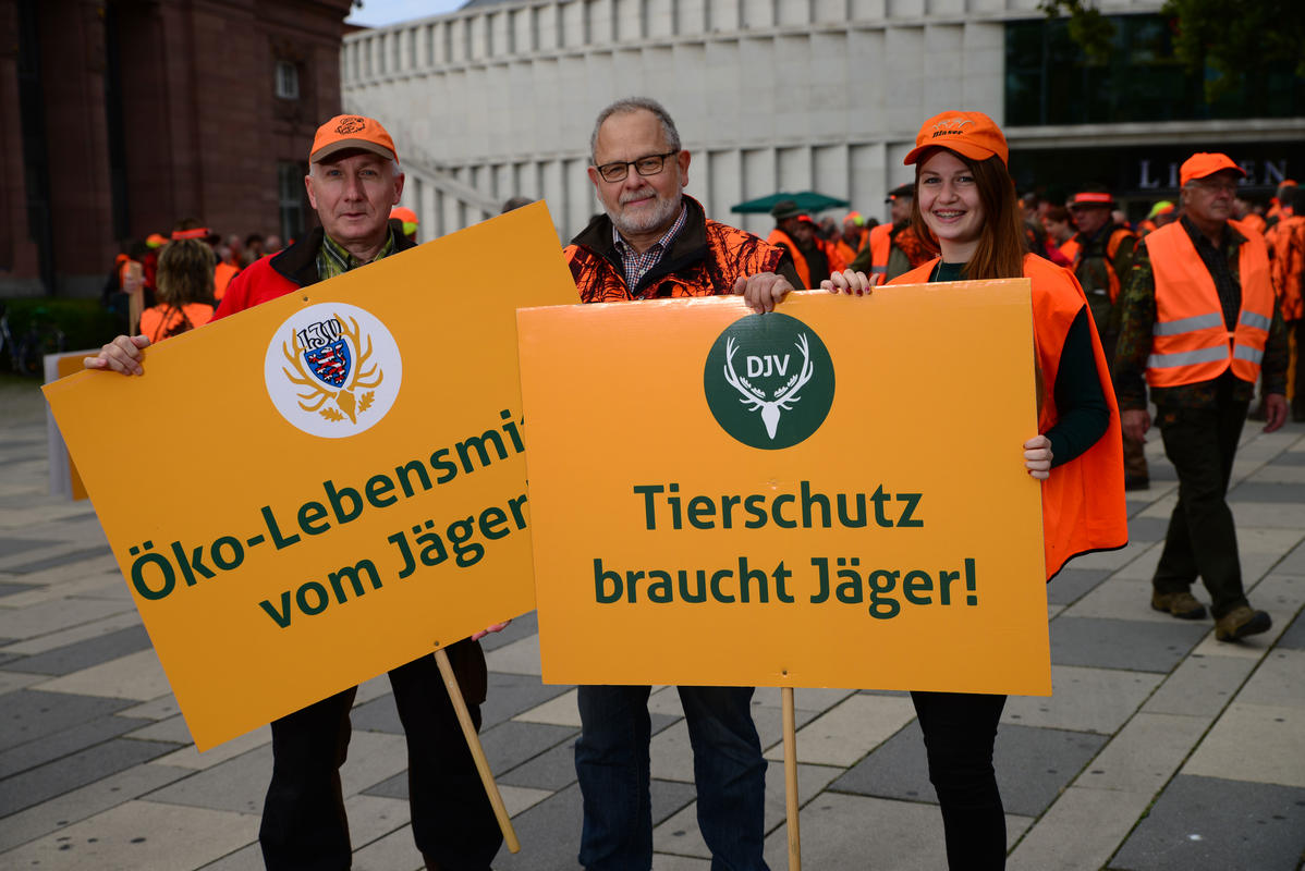 Jäger vor dem Start der Demo in Wiesbaden. (Quelle: Arnold/DJV)