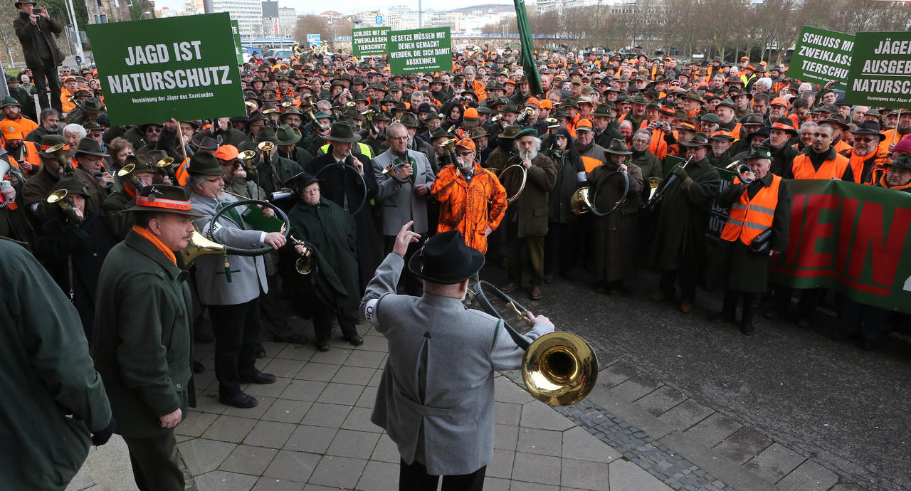 Hier verschafften sich die saarländischen Jäger lautstark Gehör vor dem Landtag in Saarbrücken im Februar 2014. (Quelle: VJS/DJV)