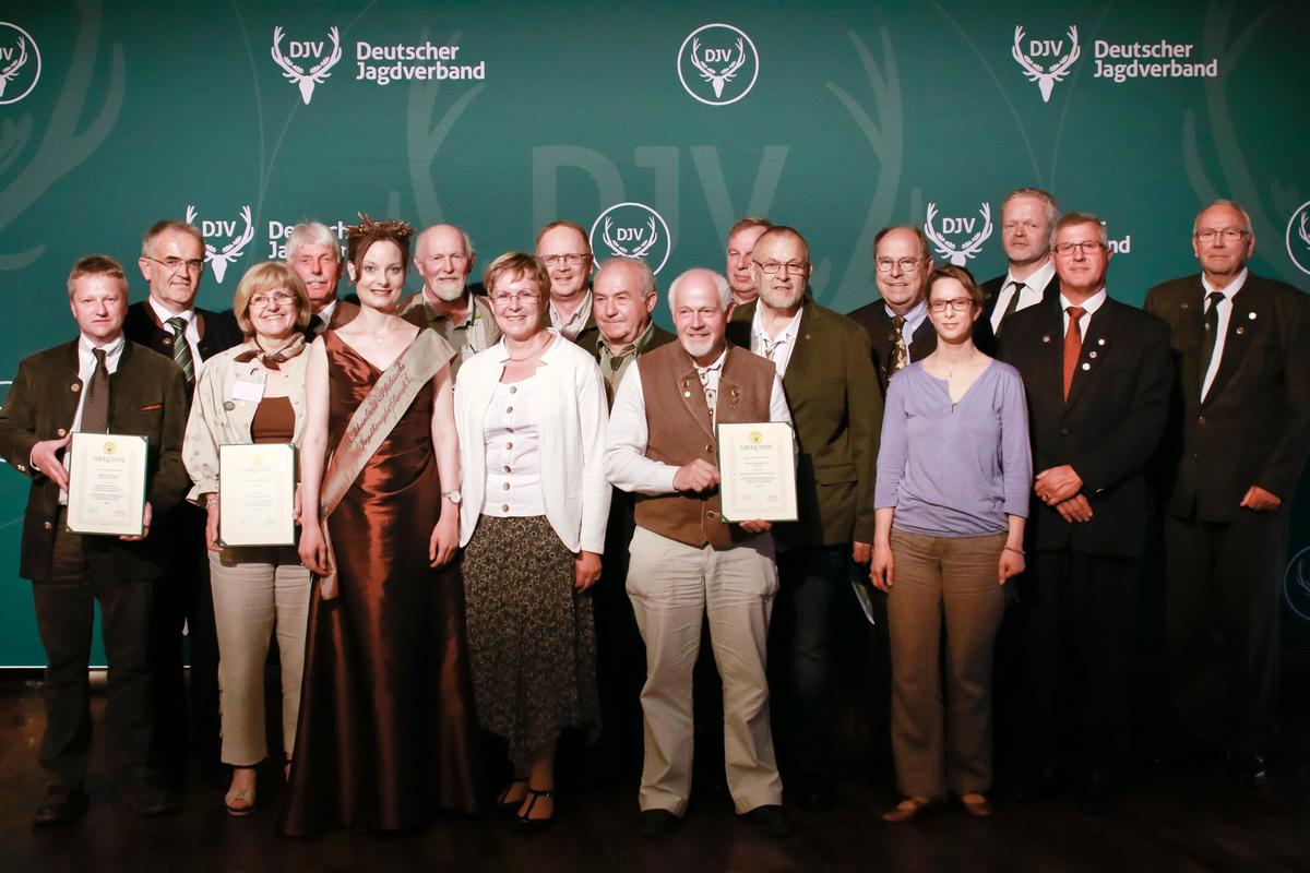 Die Preisträger des Sonderpreises 25 Jahre Lernort Natur und die Jury auf dem Bundesjägertag 2016 in Wolfsburg