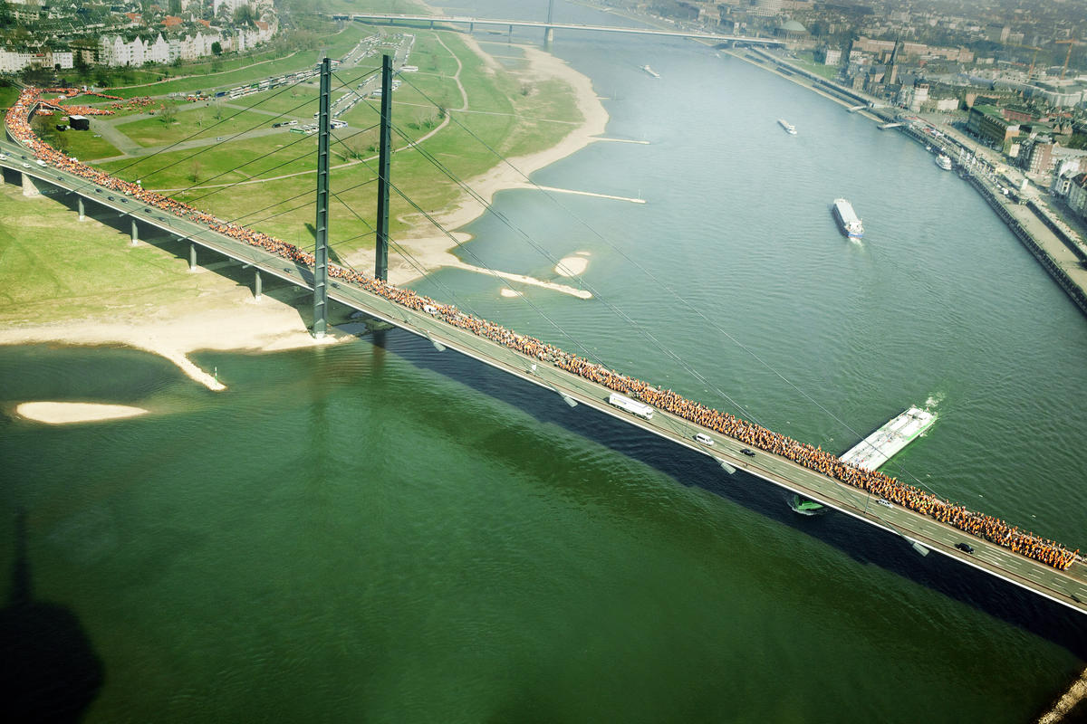 Ein Ereignis der Superlative: Die Rheinkniebrücke reicht nicht aus für alle Demonstranten. (Quelle: Gillessen/DJV)
