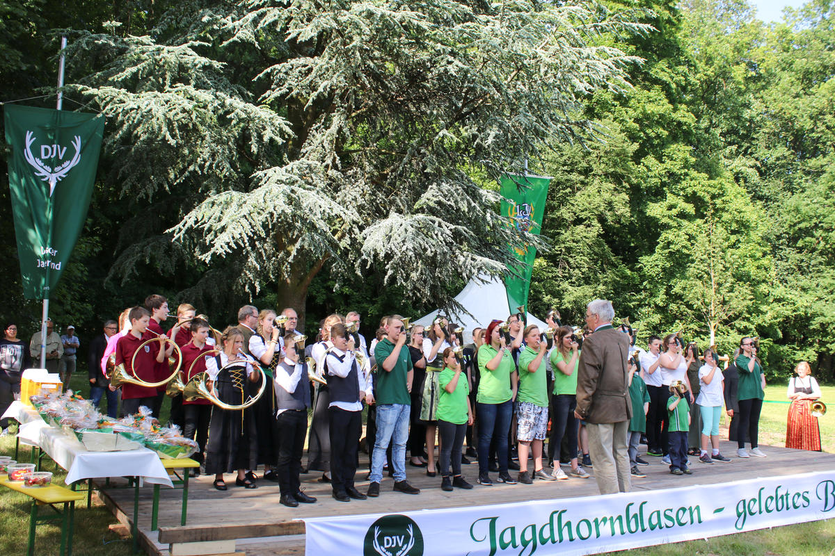 Das Abschlussblasen mit den Jugendlichen des Bundeswettbewerb Jagdhornblasen in Kranichstein 2017  (Quelle: DJV)
