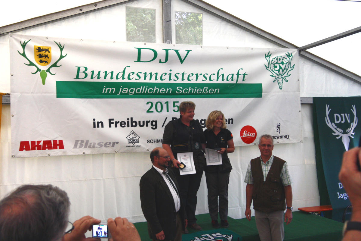 Die Siegerinnen der Büchsenwertung (1. Carmen Wilshusen, 2. Birgit Lemcke, 3. Hannelore Borgstede - nicht anwesend) (Quelle: Hunger/DJV)