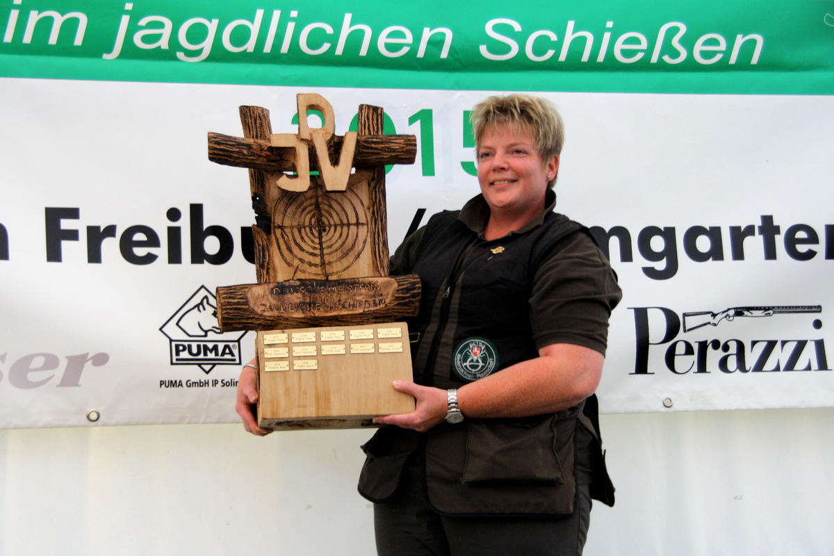 Siegerin mit neu gespendetem Wanderpokal. Die Siegerin schoss das höchste Ergebnis einer Damen bei einer Deutschen Meisterschaft. Der Pokal wurde aus einem Stück Holz mit der Motorsäge geschnitzt. (Quelle: Hunger/DJV)